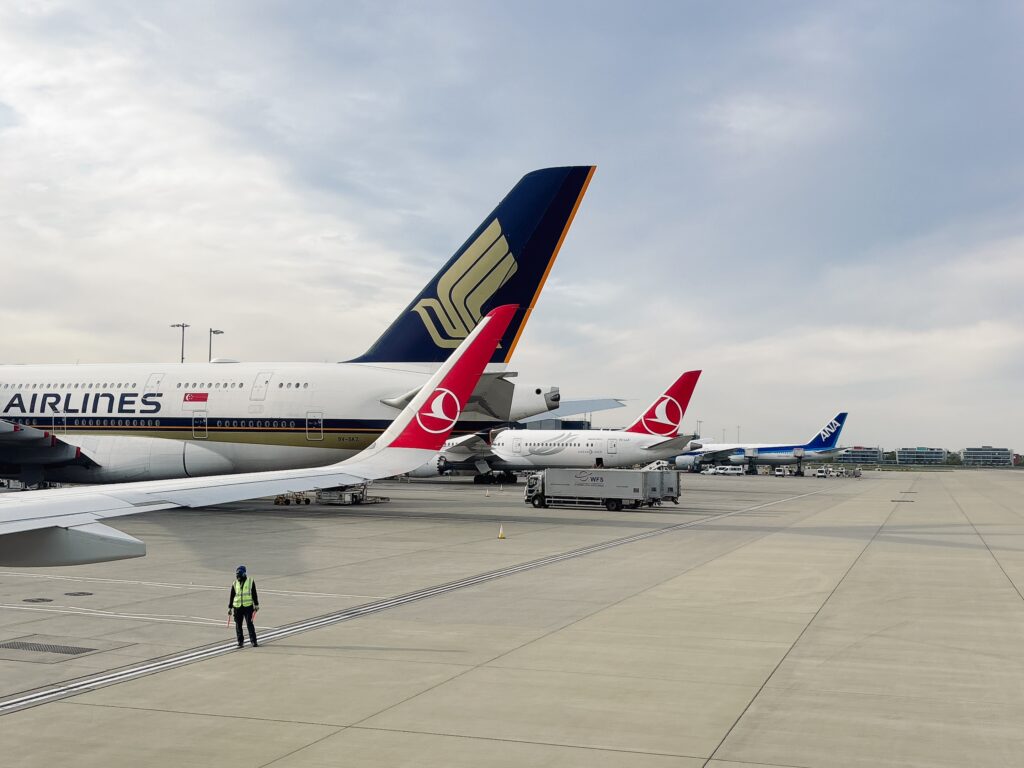 ロンドンヒースロー空港の滑走路に駐機する飛行機