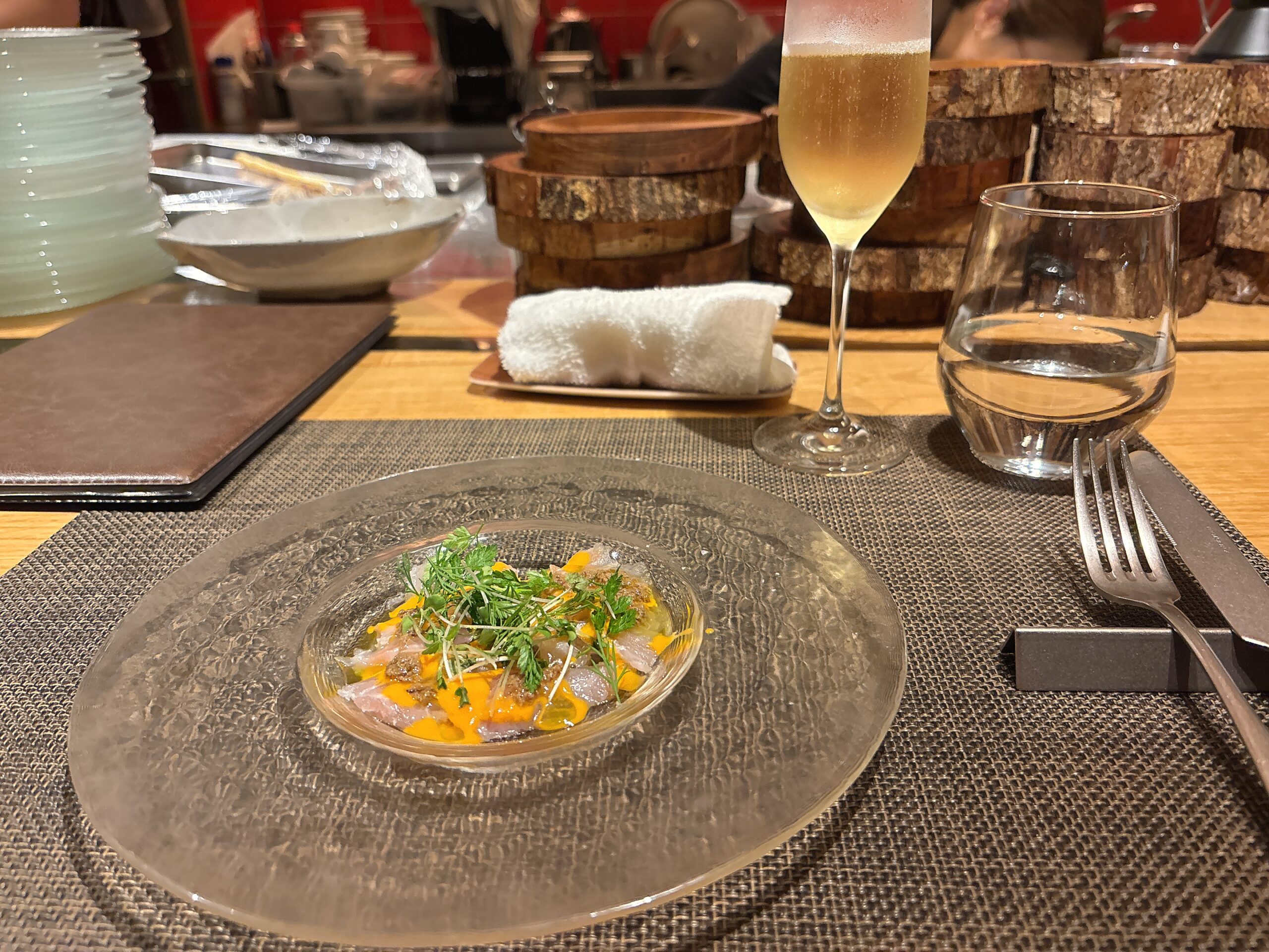 レストランで食事している様子