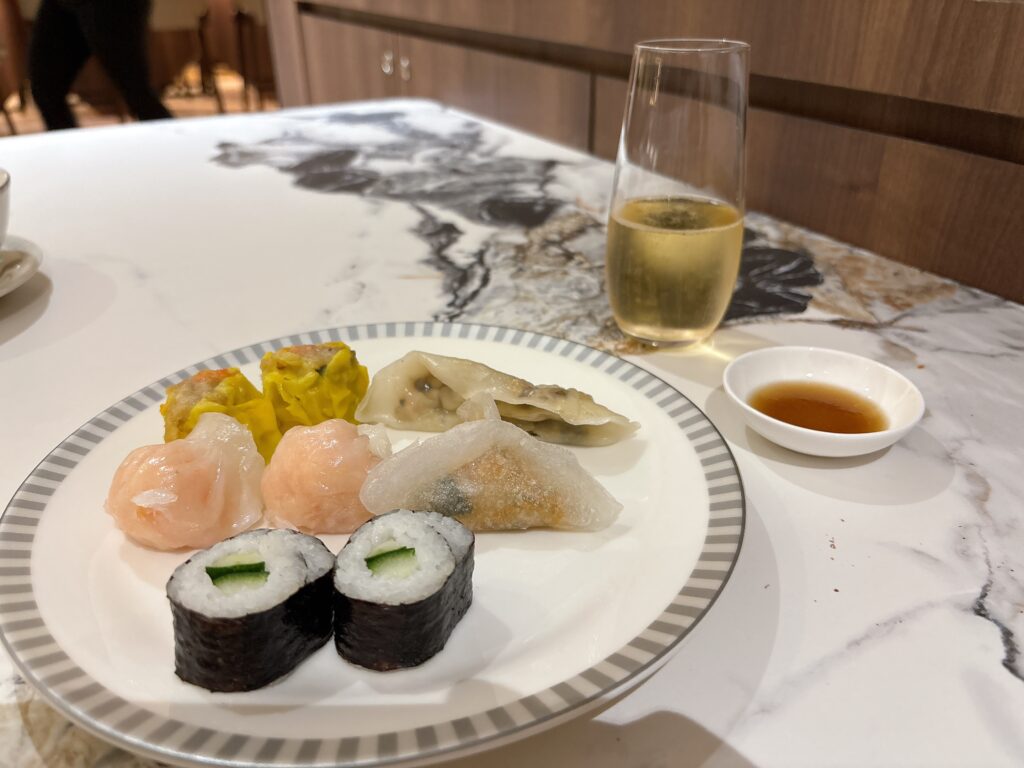 空港ラウンジのご飯