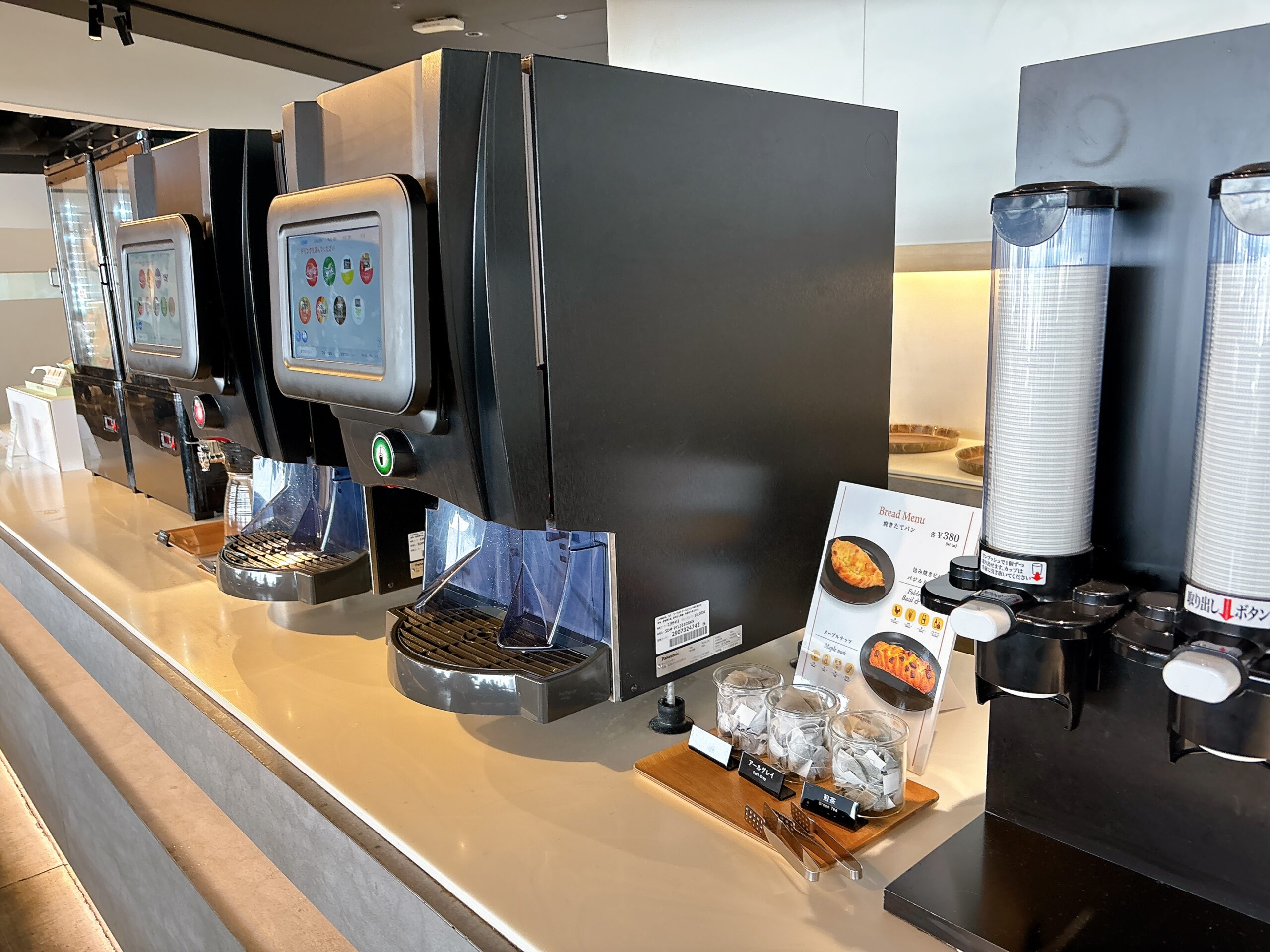 羽田空港カードラウンジのソフトドリンクコーナー