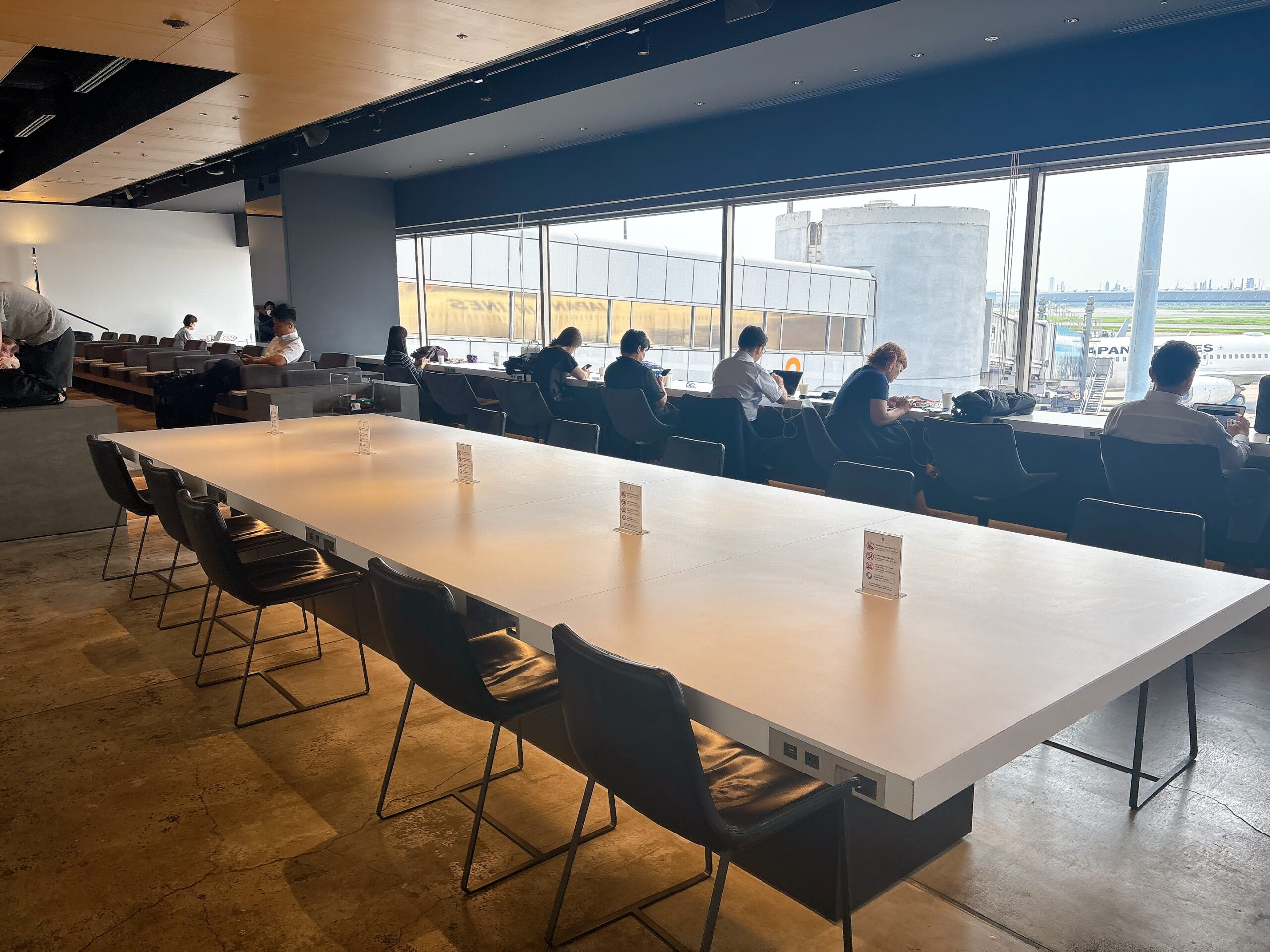 カードラウンジ内の様子