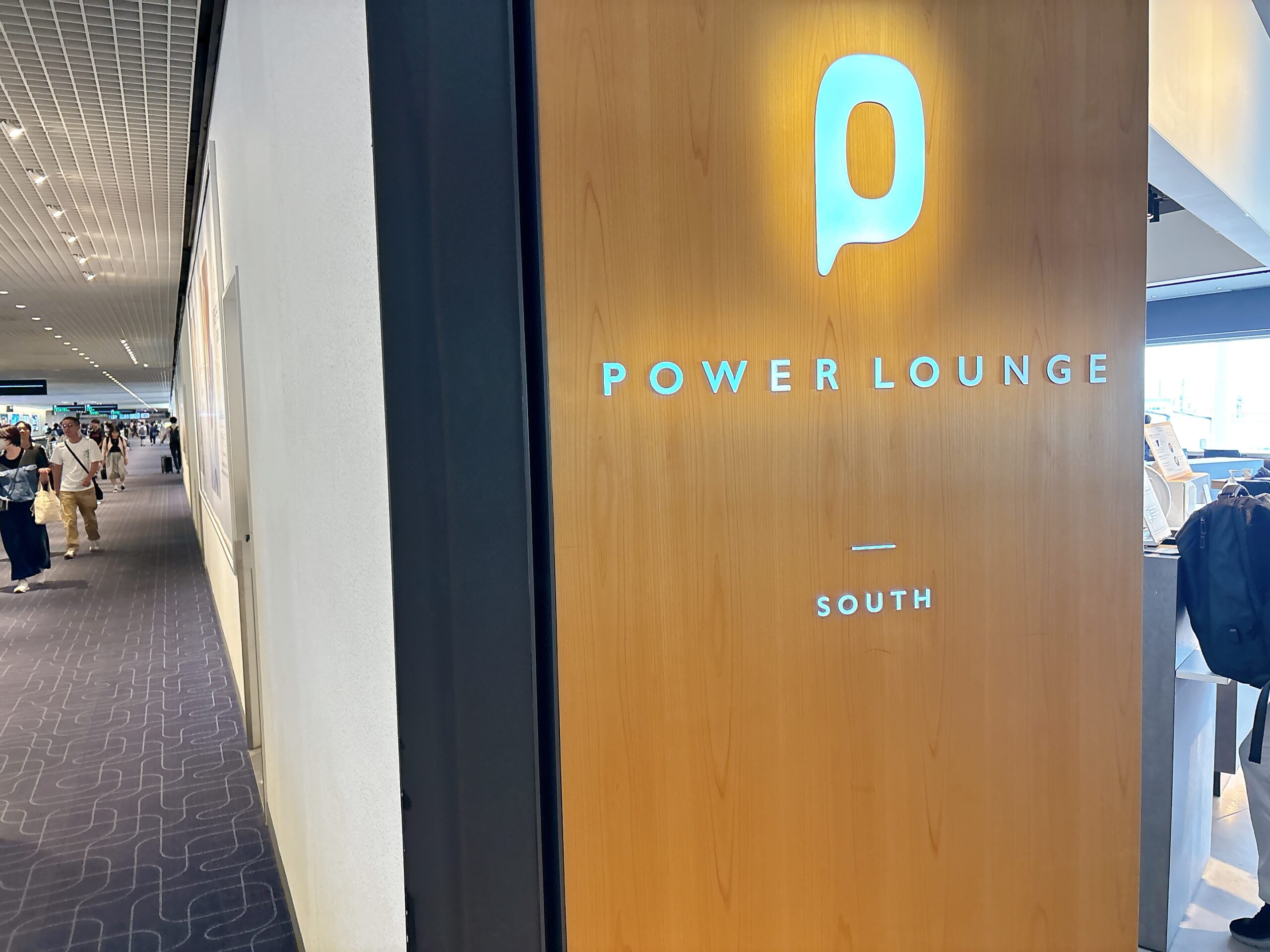 羽田空港のカードラウンジの看板