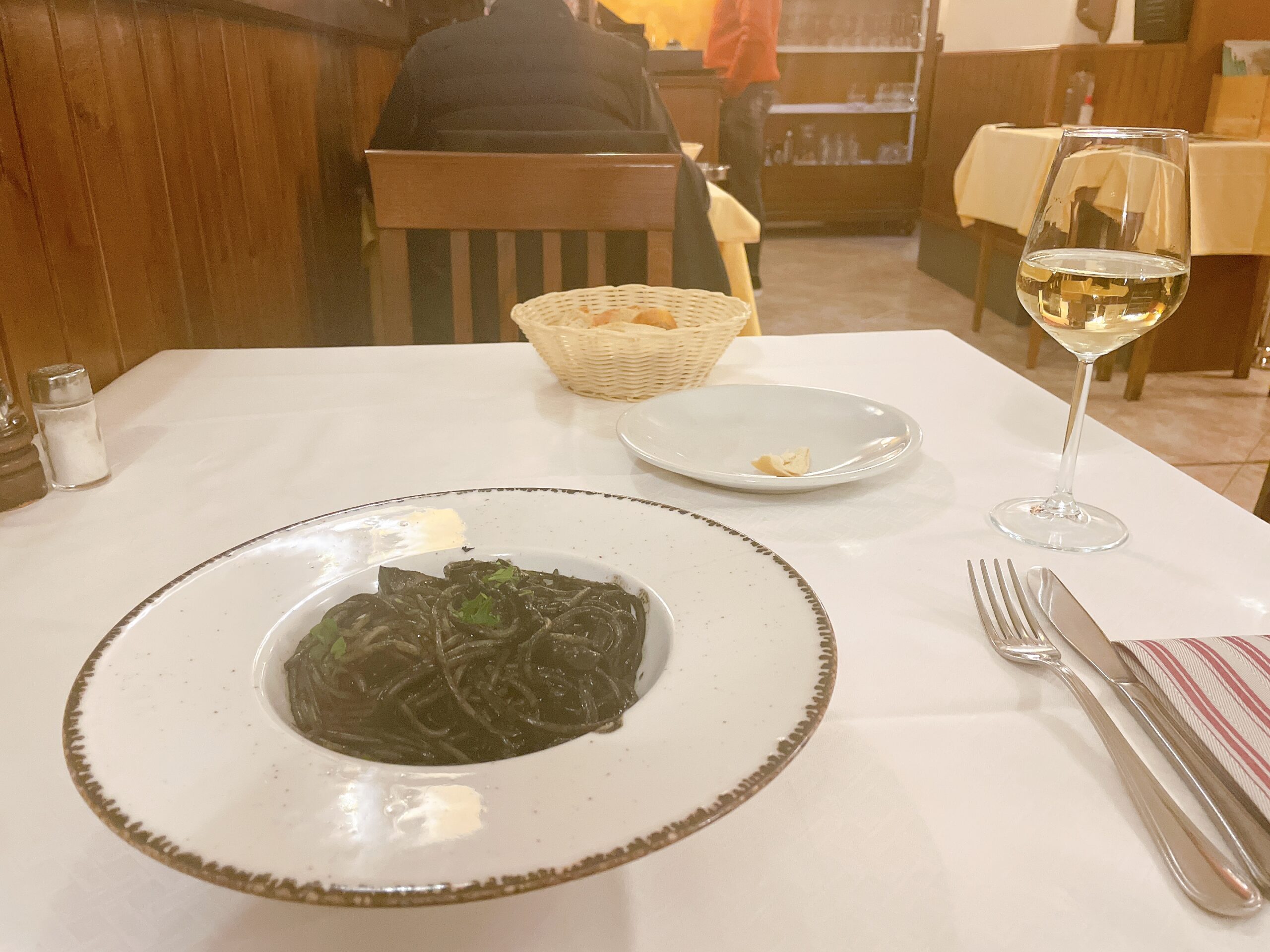 イカスミパスタと白ワイン