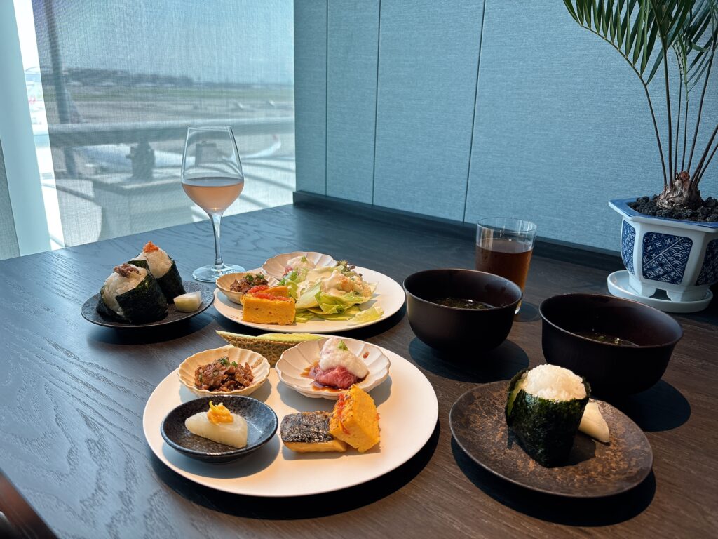 羽田空港センチュリオンラウンジで提供された軽食やアルコール