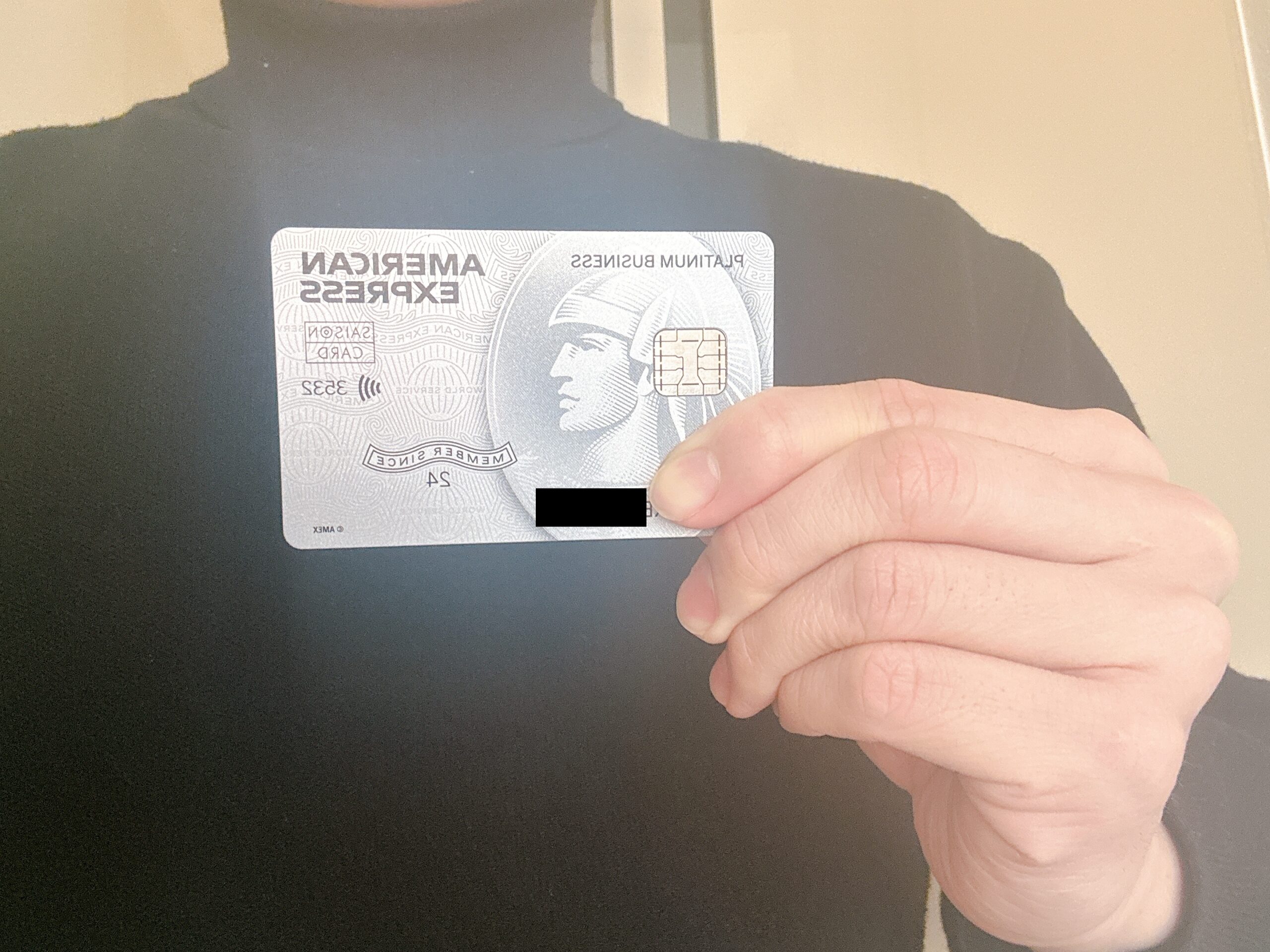 セゾンプラチナビジネスアメックスカードを所有している様子