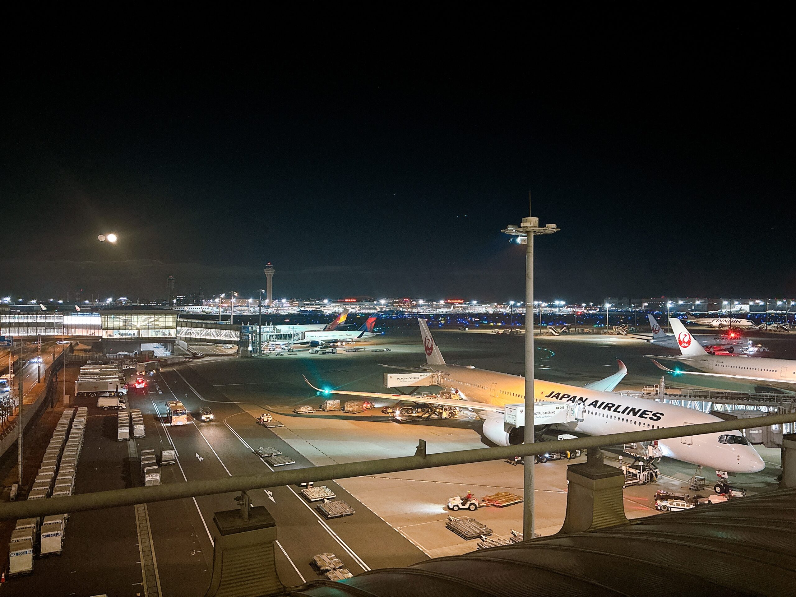 羽田空港に駐機するJAL機材