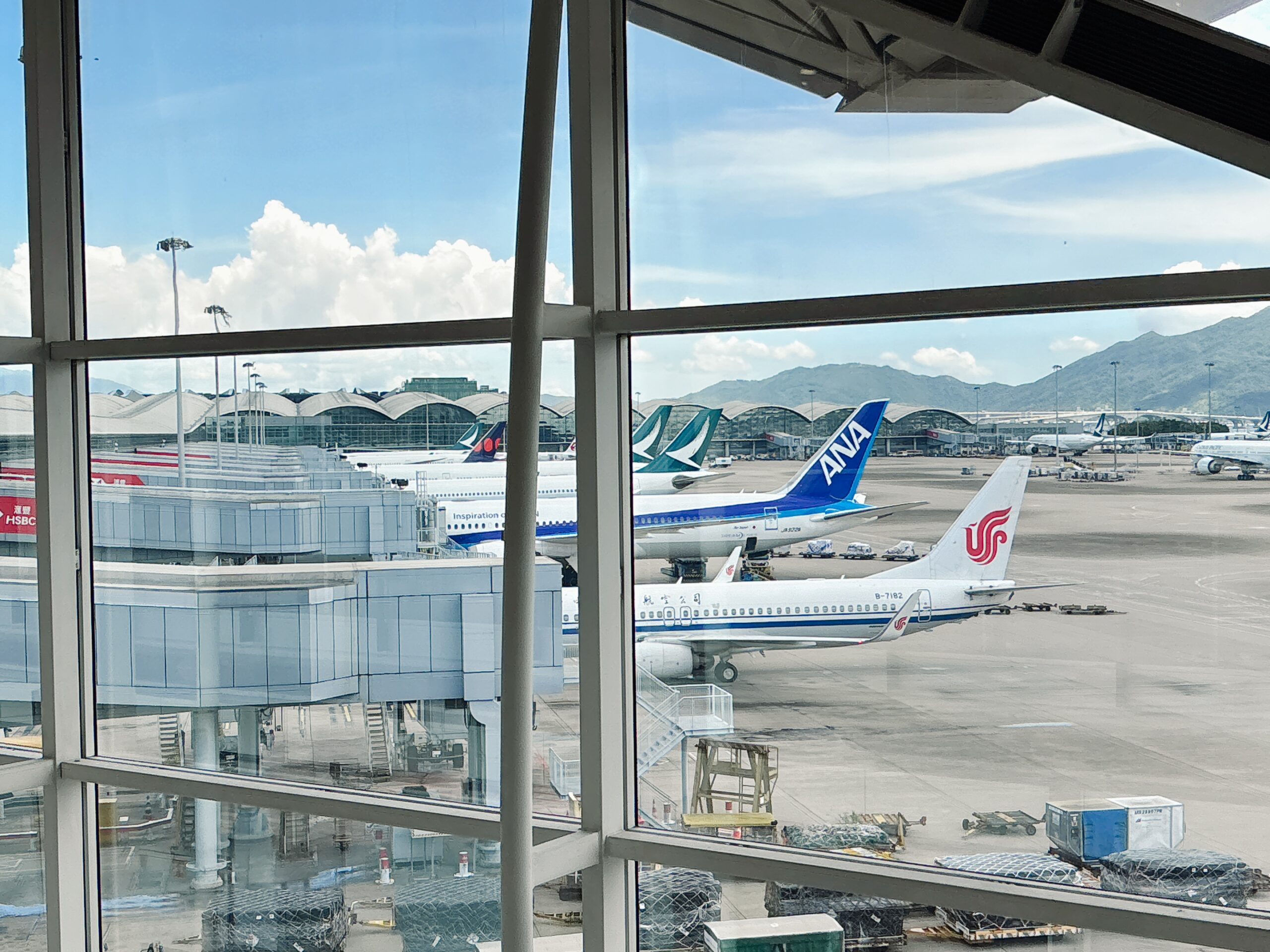 香港国際空港に駐機するANA機材