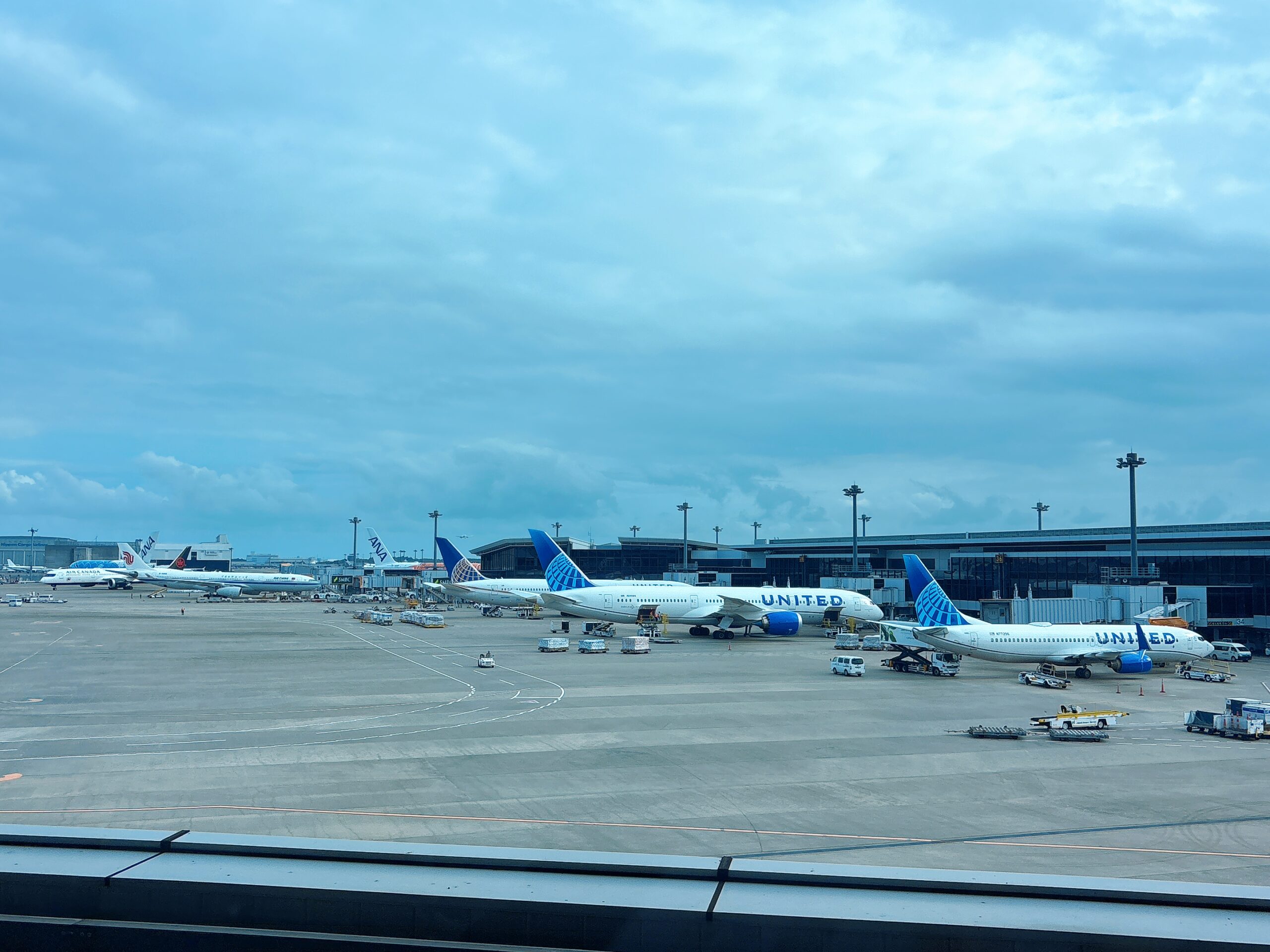 成田空港に駐機している飛行機