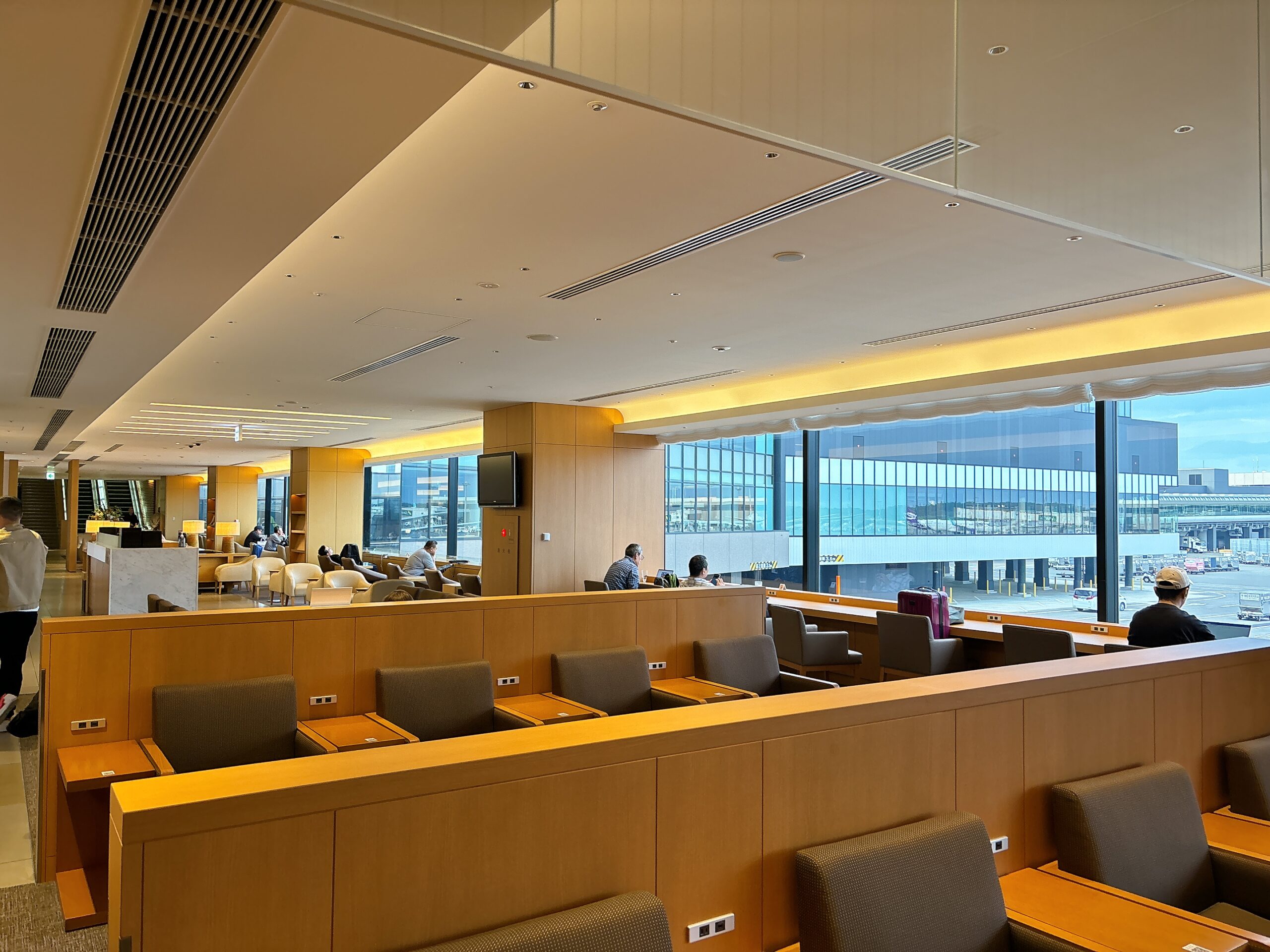 成田空港の国際線JALサクララウンジ