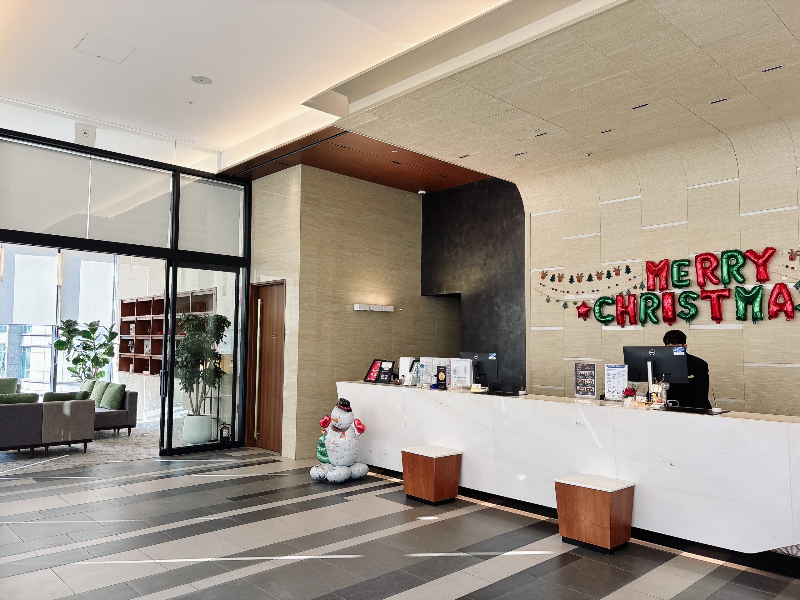 ロイネットマポのロビーエントランス